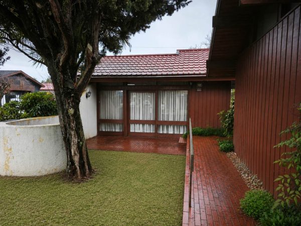 Amplia Casa Habitacional o Comercial en Exclusivo Sector de Osorno | 4 Dormitorios | Quincho | 218 m² Construidos