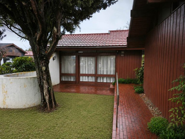 Amplia Casa Habitacional o Comercial en Exclusivo Sector de Osorno | 4 Dormitorios | Quincho | 218 m² Construidos